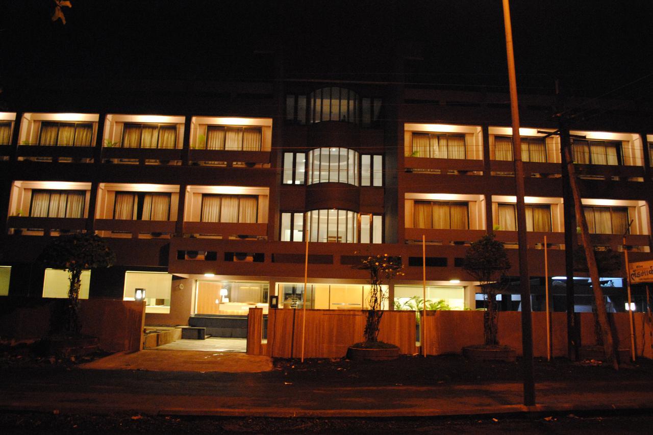 Hotel Landmark Ratnāgiri Exteriör bild